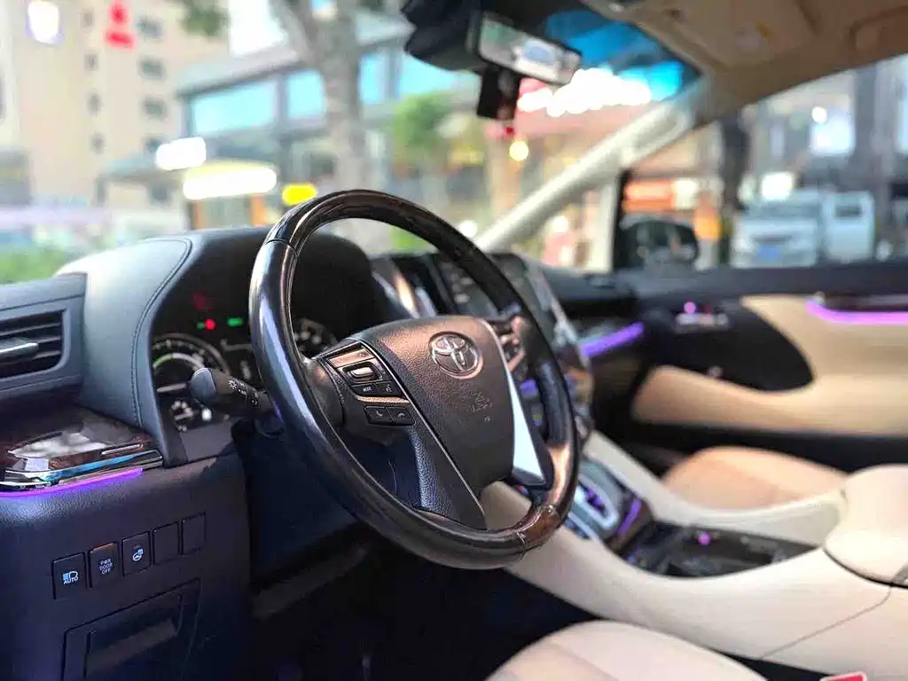 Toyota Alphard — фото 6