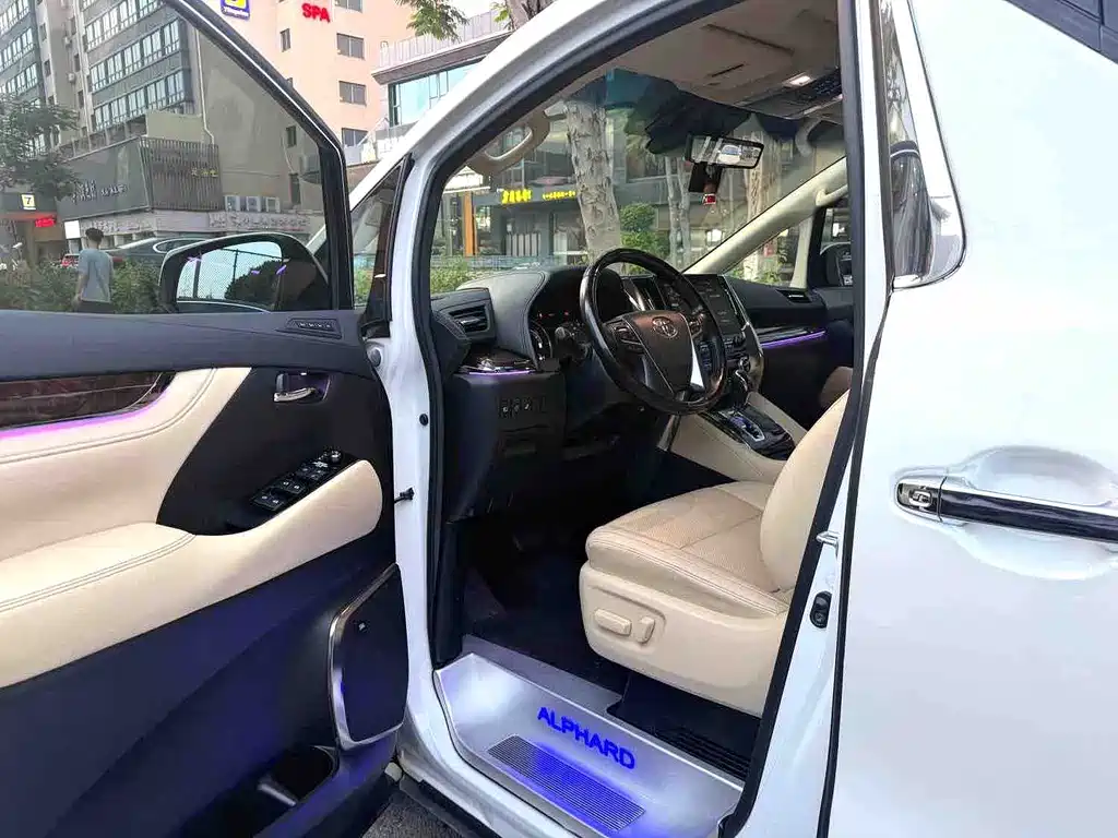 Toyota Alphard — фото 7