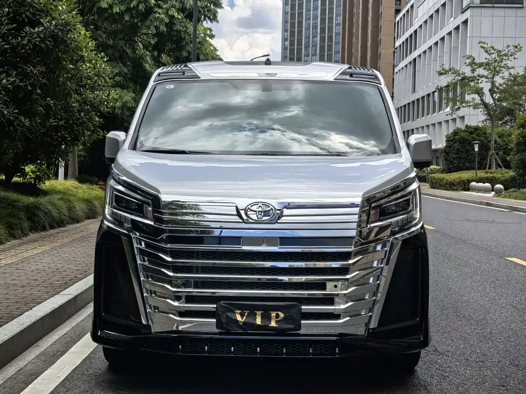 Toyota Hiace — фото 2