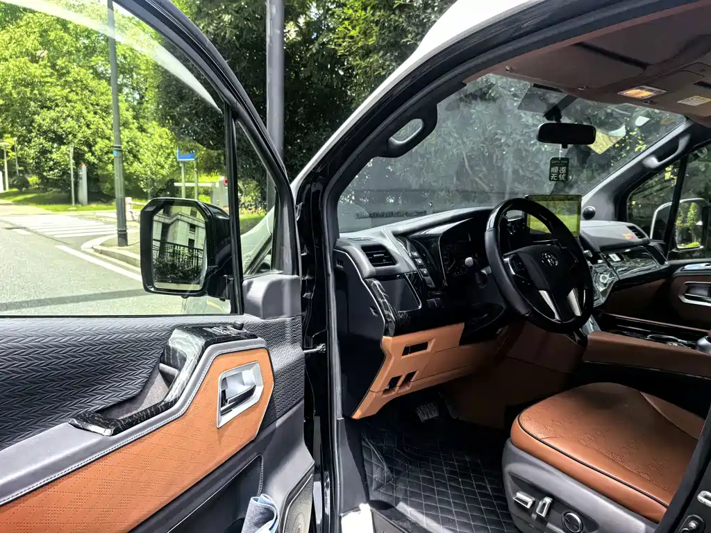 Toyota Hiace — фото 13