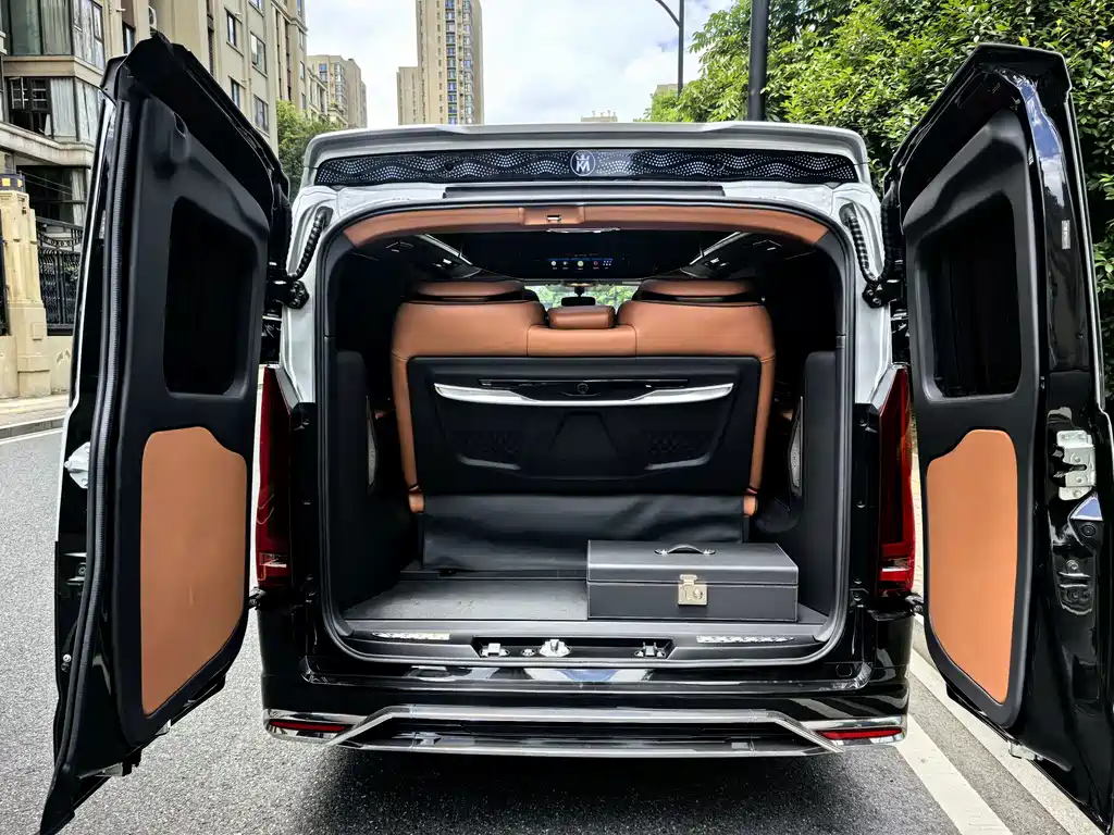 Toyota Hiace — фото 14
