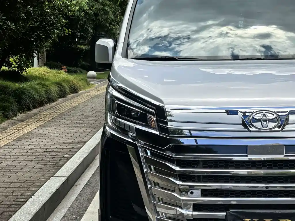 Toyota Hiace — фото 15