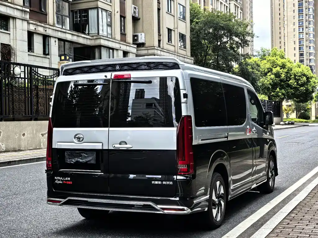 Toyota Hiace — фото 4