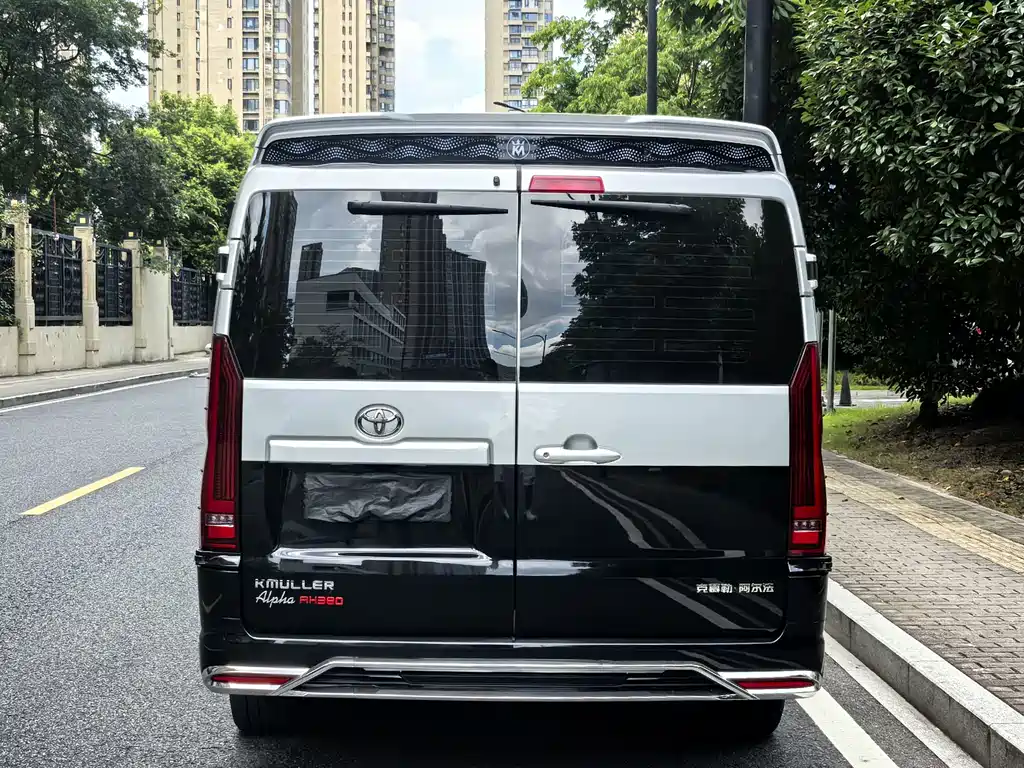 Toyota Hiace — фото 5