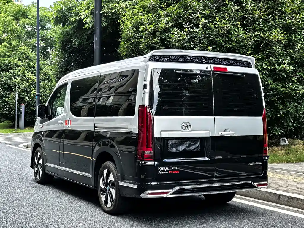 Toyota Hiace — фото 6