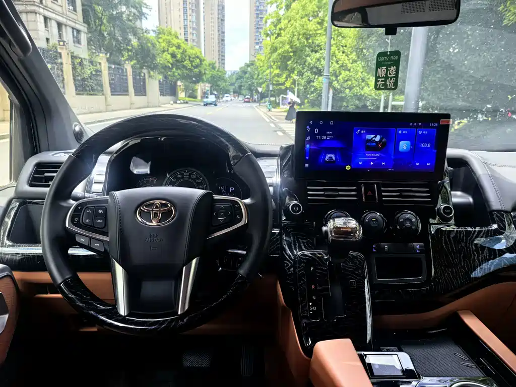 Toyota Hiace — фото 8