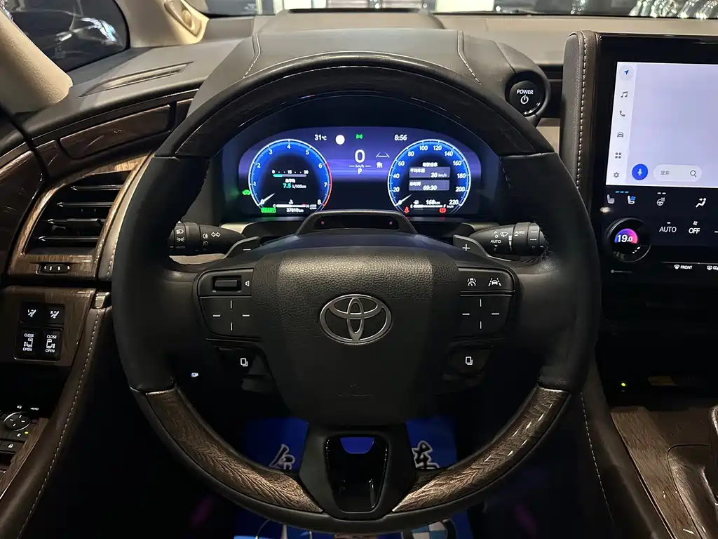 Toyota Alphard — фото 14