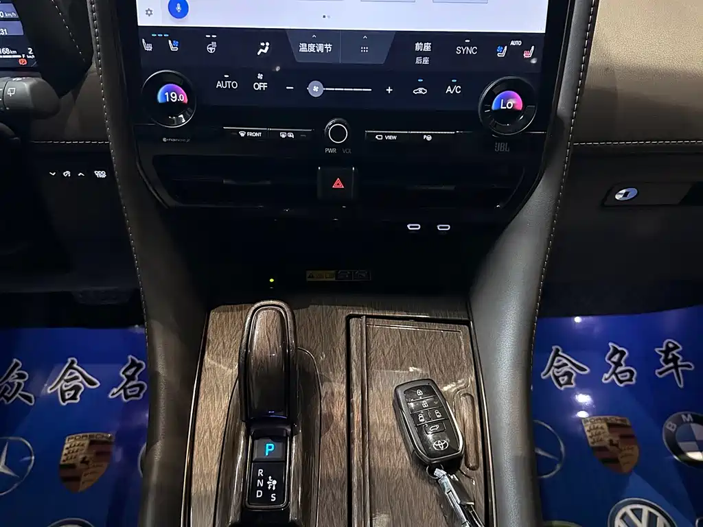 Toyota Alphard — фото 15