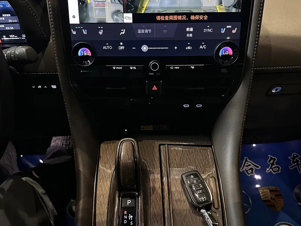 Toyota Alphard — фото 19