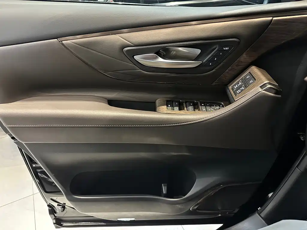 Toyota Alphard — фото 21