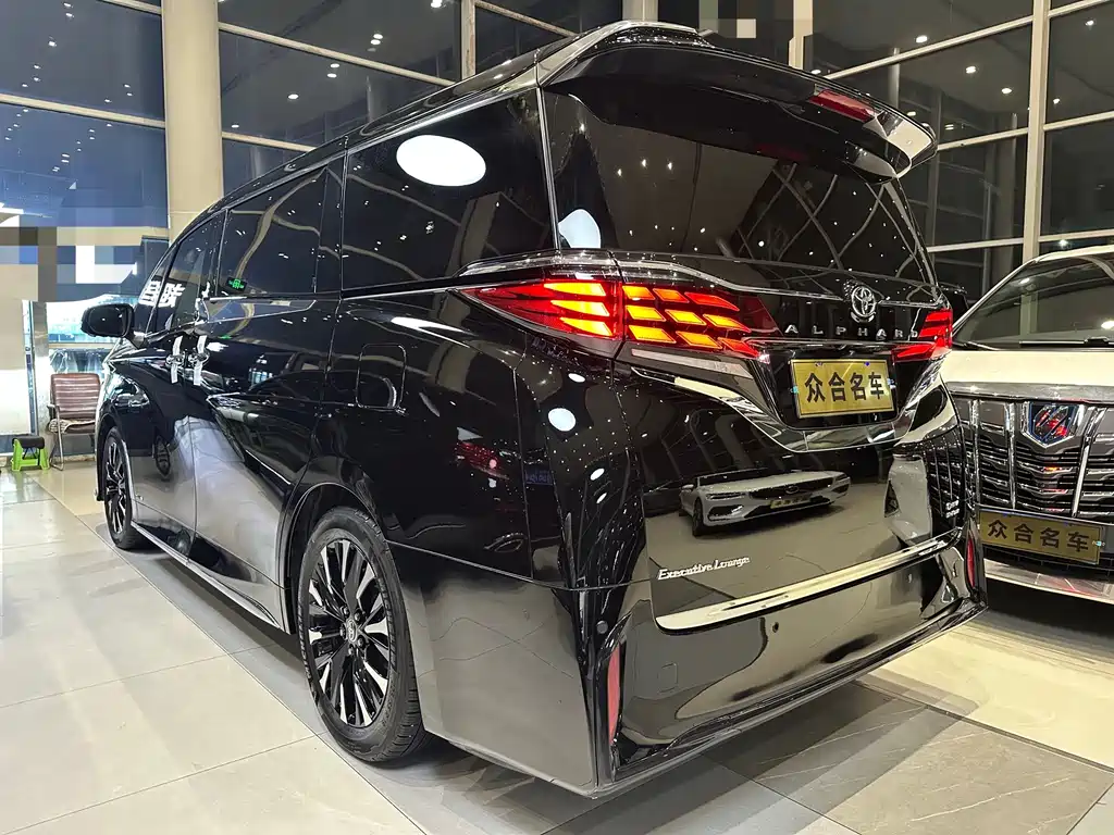 Toyota Alphard — фото 4