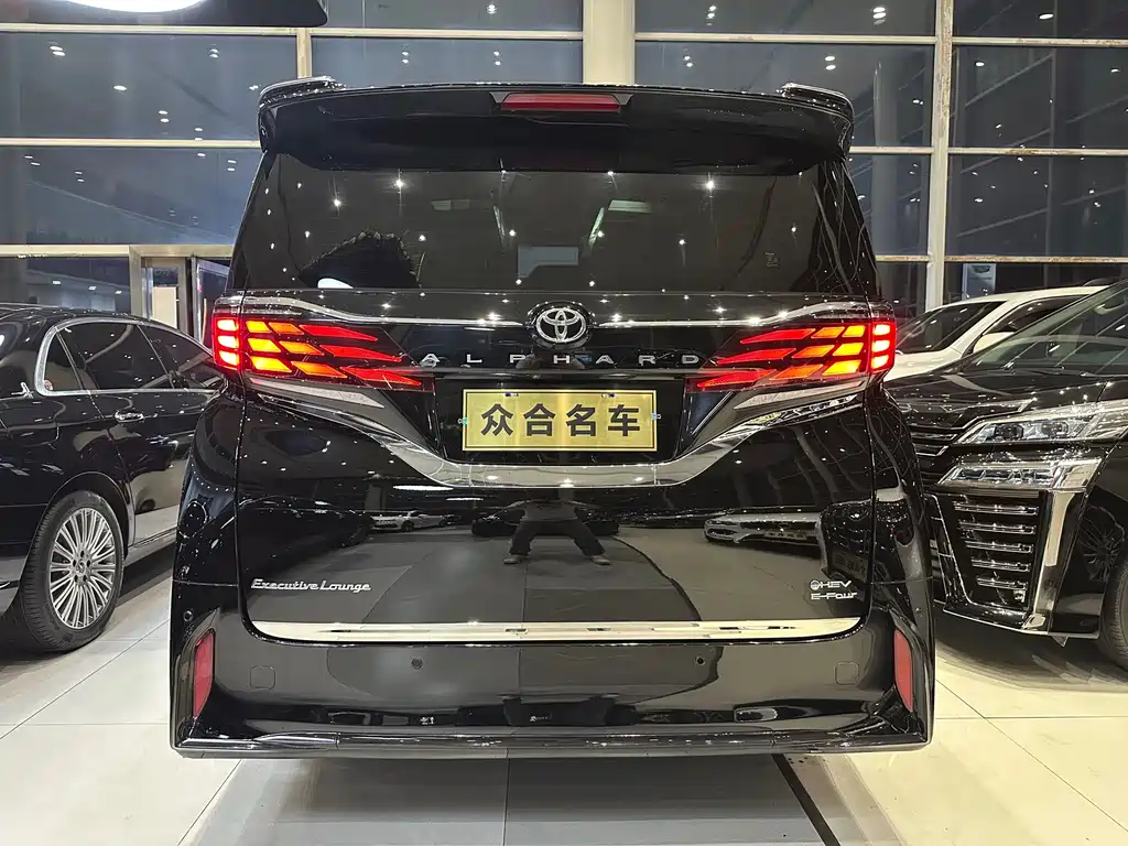 Toyota Alphard — фото 5