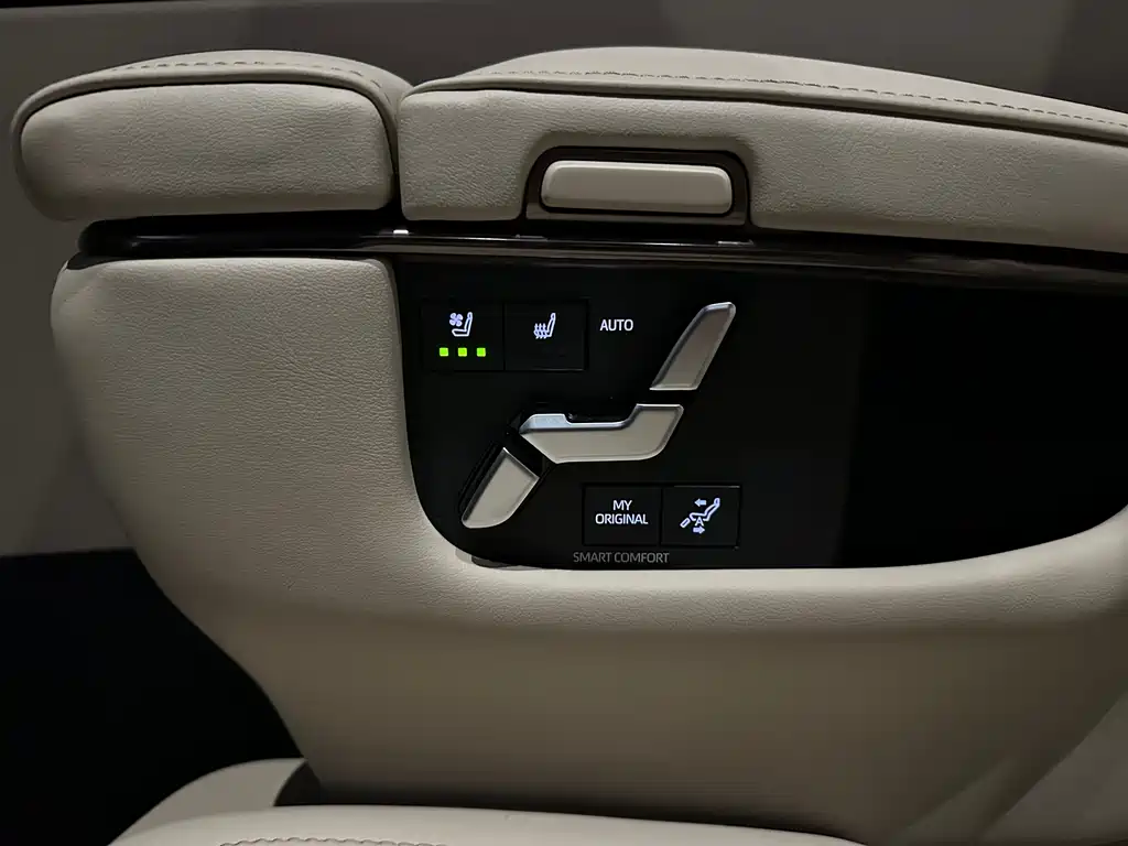 Toyota Alphard — фото 10