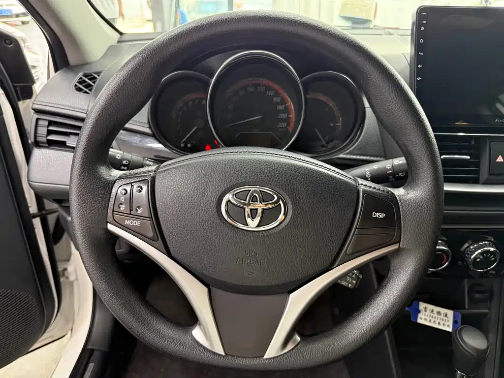 Toyota Yaris L — фото 14