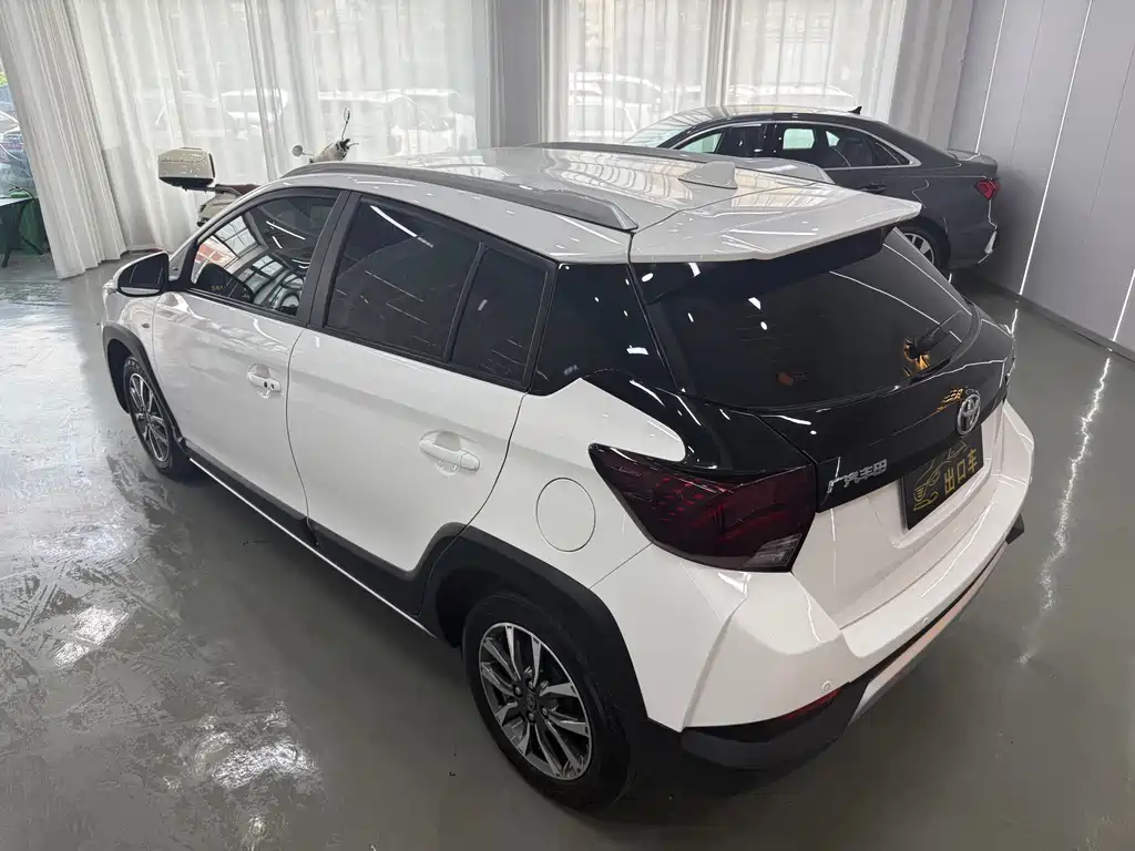 Toyota Yaris L — фото 4