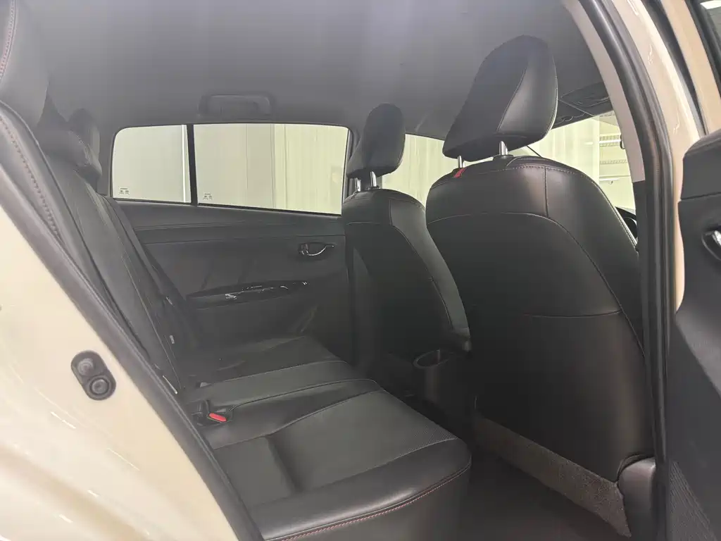 Toyota Yaris L — фото 9