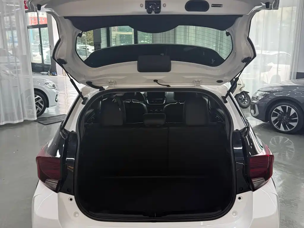 Toyota Yaris L — фото 10