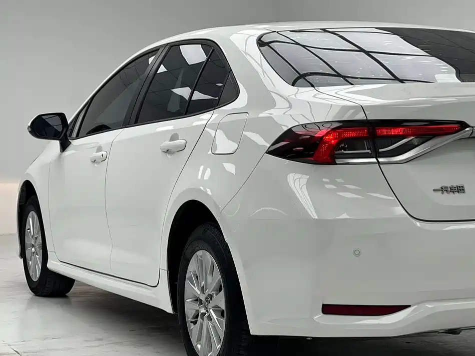 Toyota Corolla — фото 10