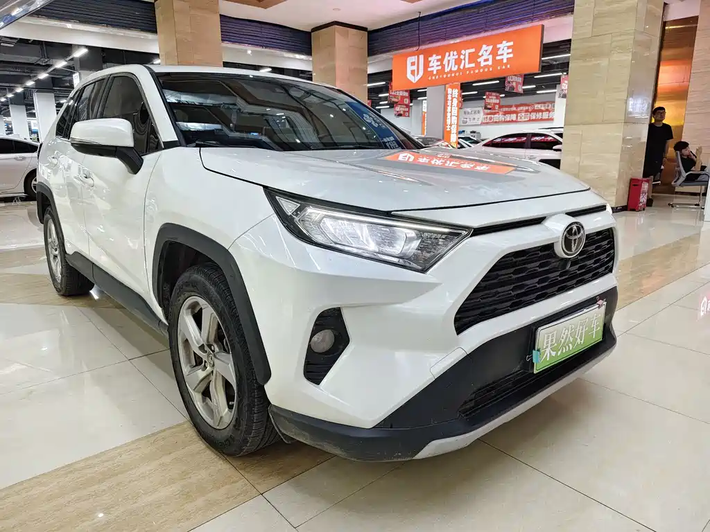 Toyota RAV4 — фото 3