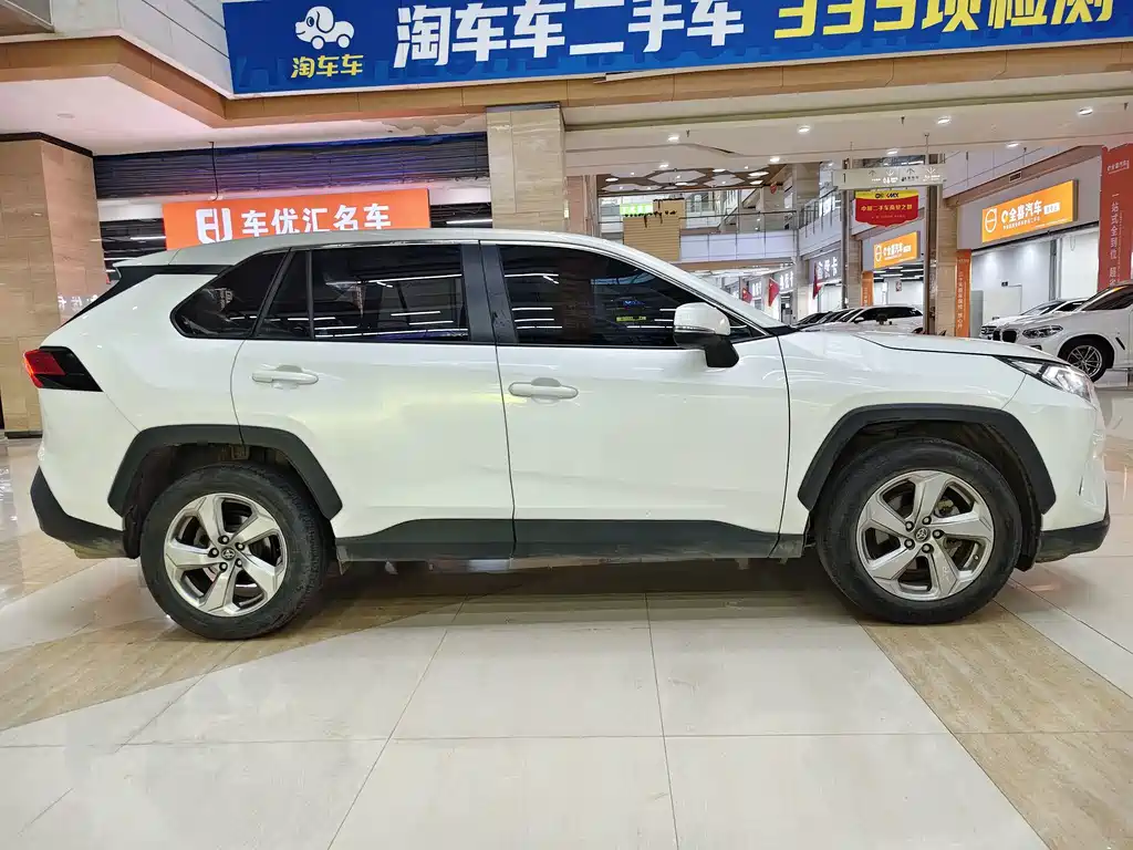 Toyota RAV4 — фото 4