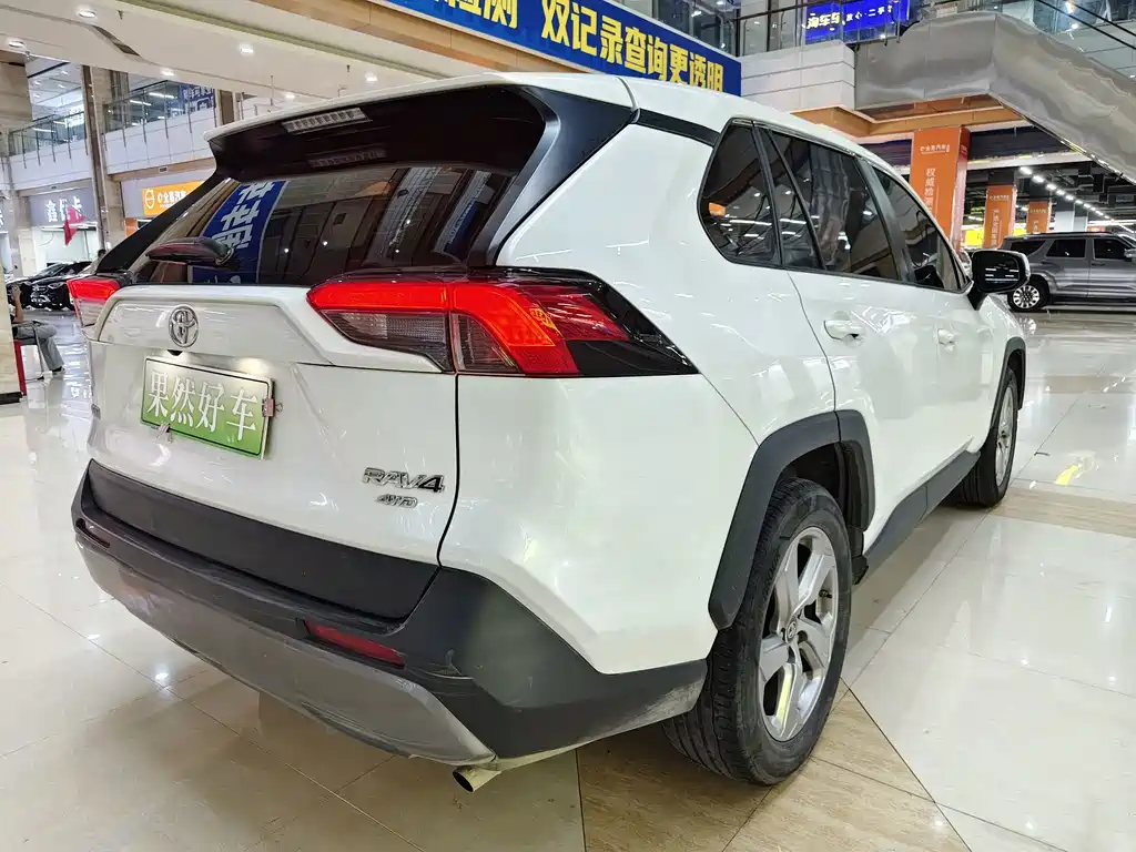 Toyota RAV4 — фото 5