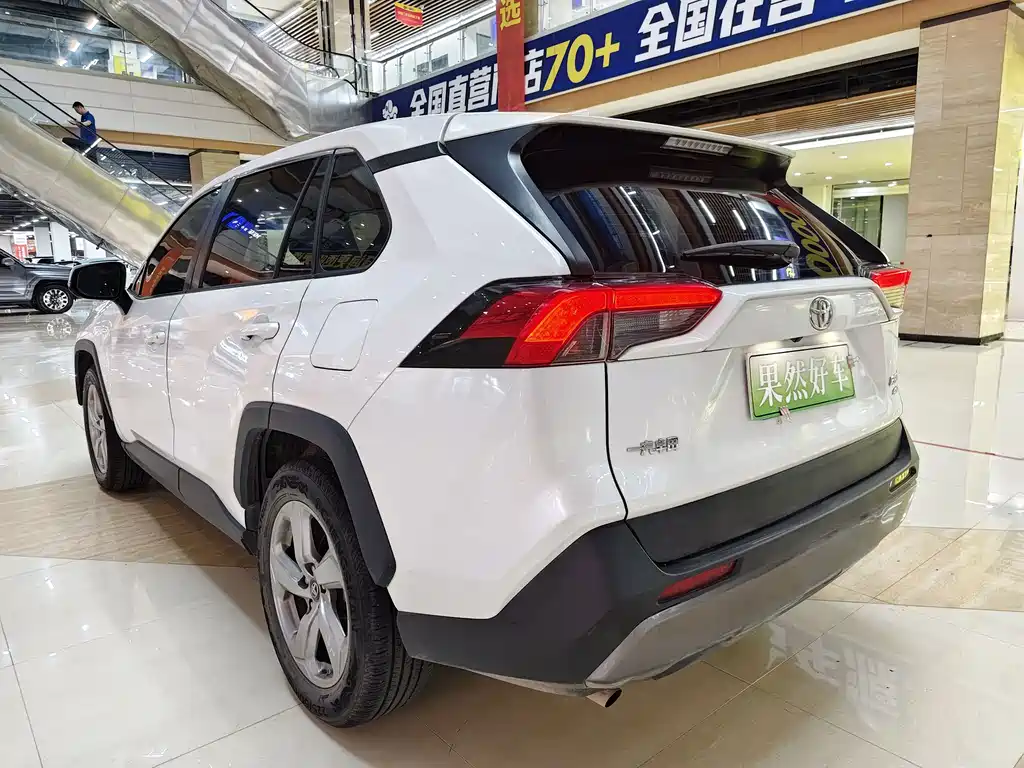Toyota RAV4 — фото 7