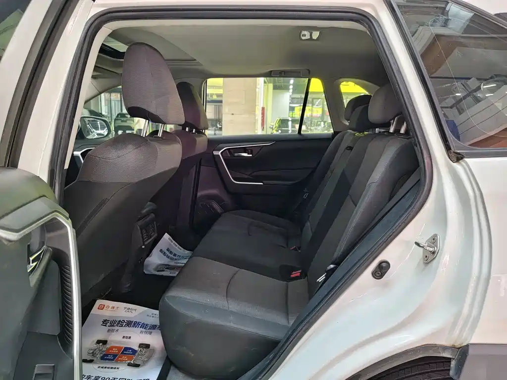 Toyota RAV4 — фото 10