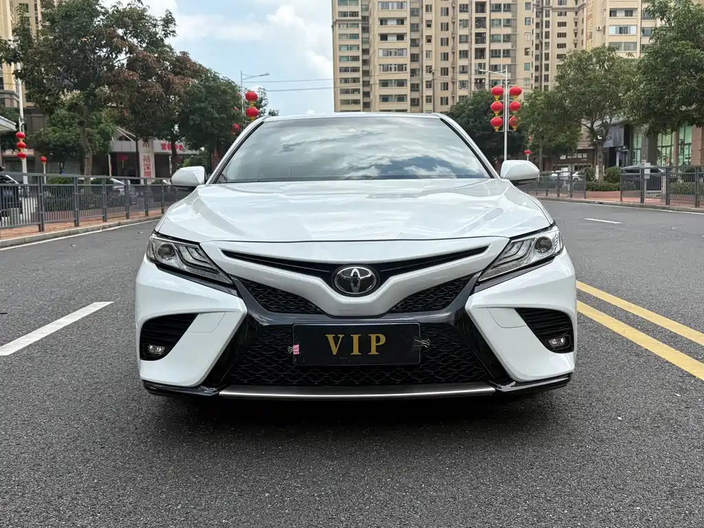 Toyota Camry — фото 2