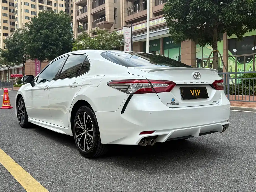 Toyota Camry — фото 4