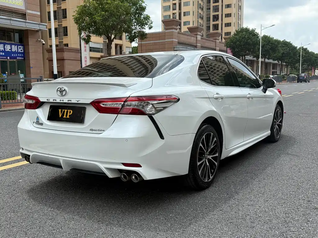Toyota Camry — фото 6