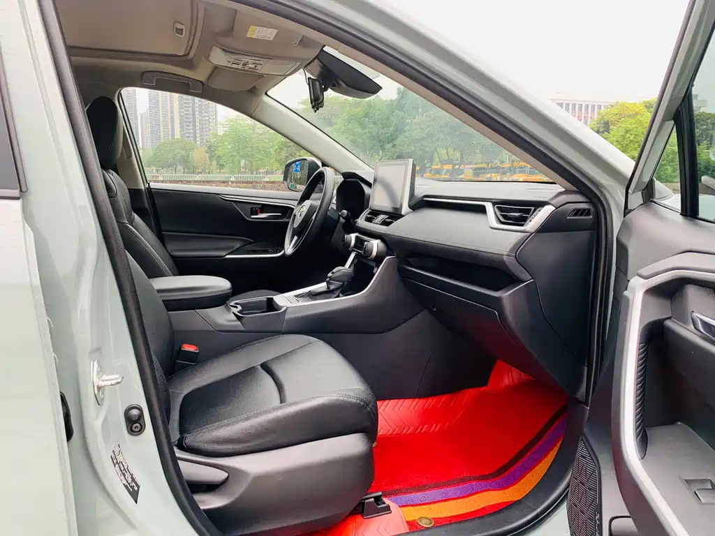 Toyota RAV4 — фото 11