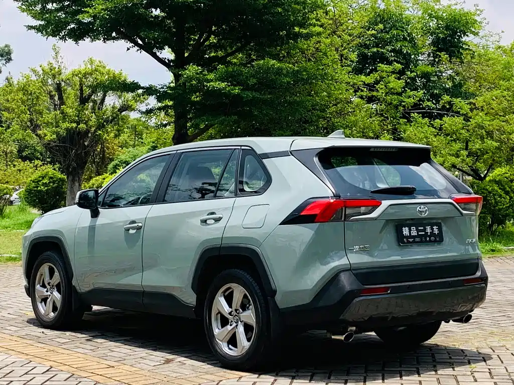 Toyota RAV4 — фото 4