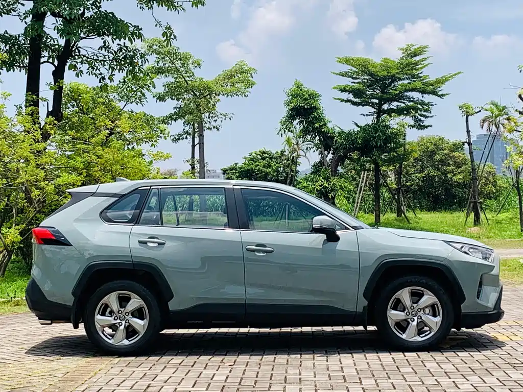Toyota RAV4 — фото 7