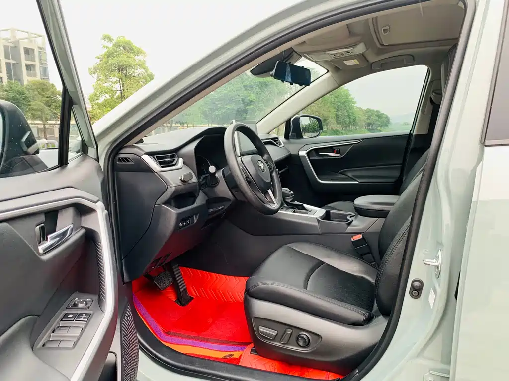 Toyota RAV4 — фото 8