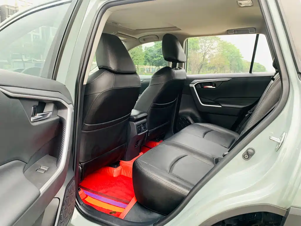 Toyota RAV4 — фото 9