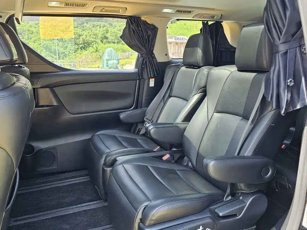 Toyota Vellfire — фото 10
