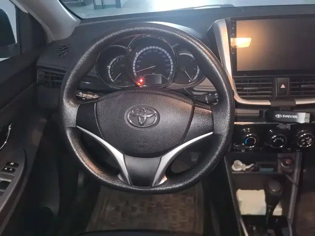 Toyota Yaris L — фото 3