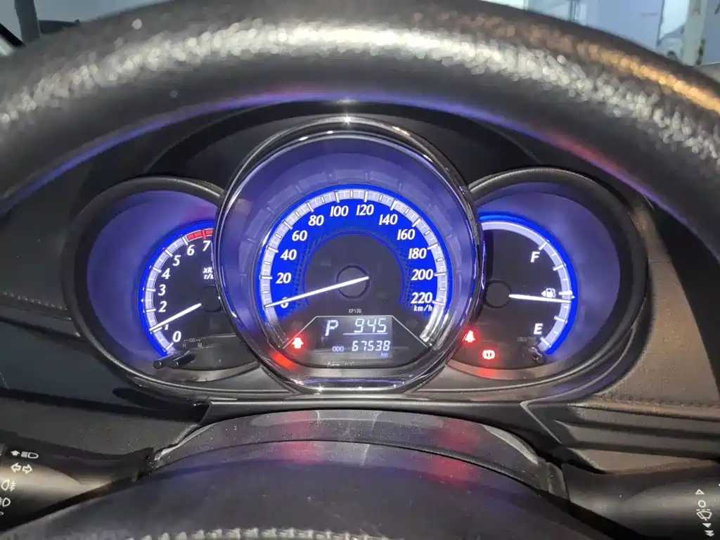 Toyota Yaris L — фото 4