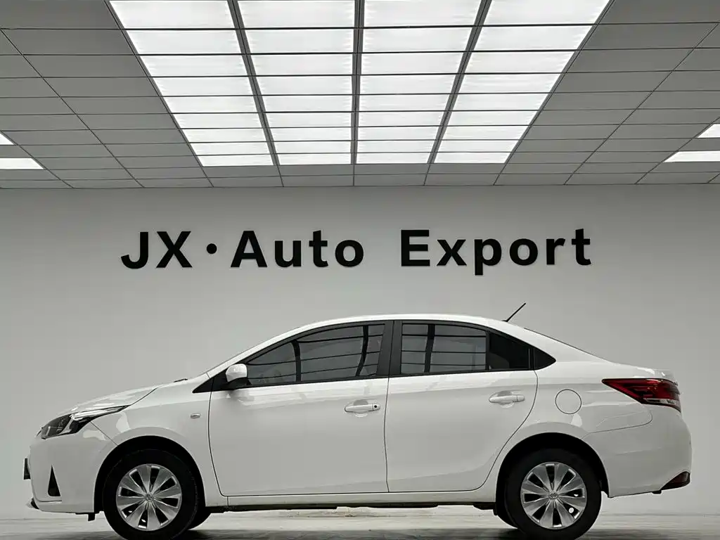 Toyota Yaris L — фото 11
