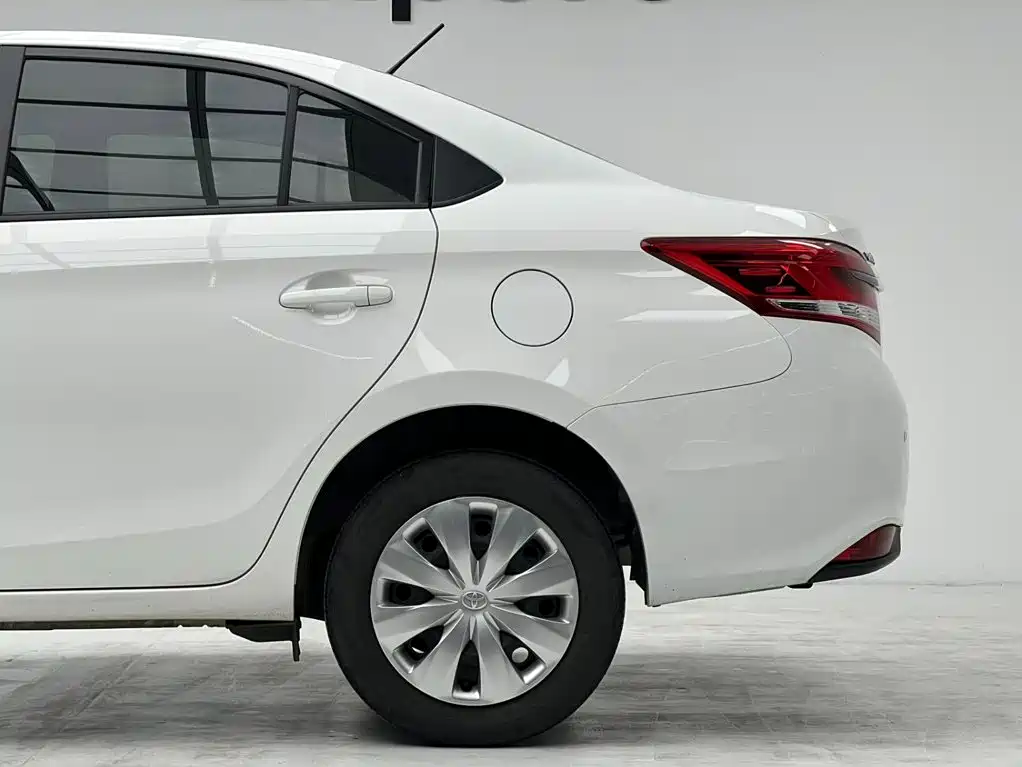 Toyota Yaris L — фото 14