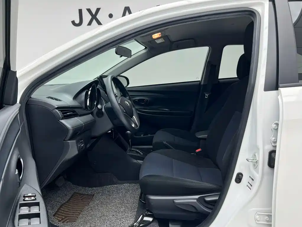 Toyota Yaris L — фото 17