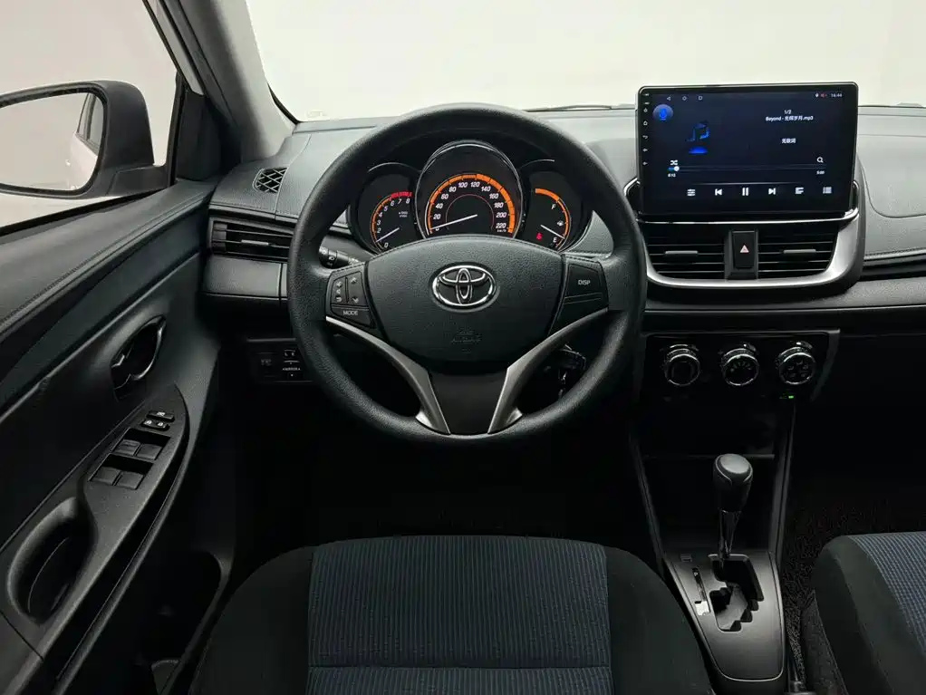 Toyota Yaris L — фото 19