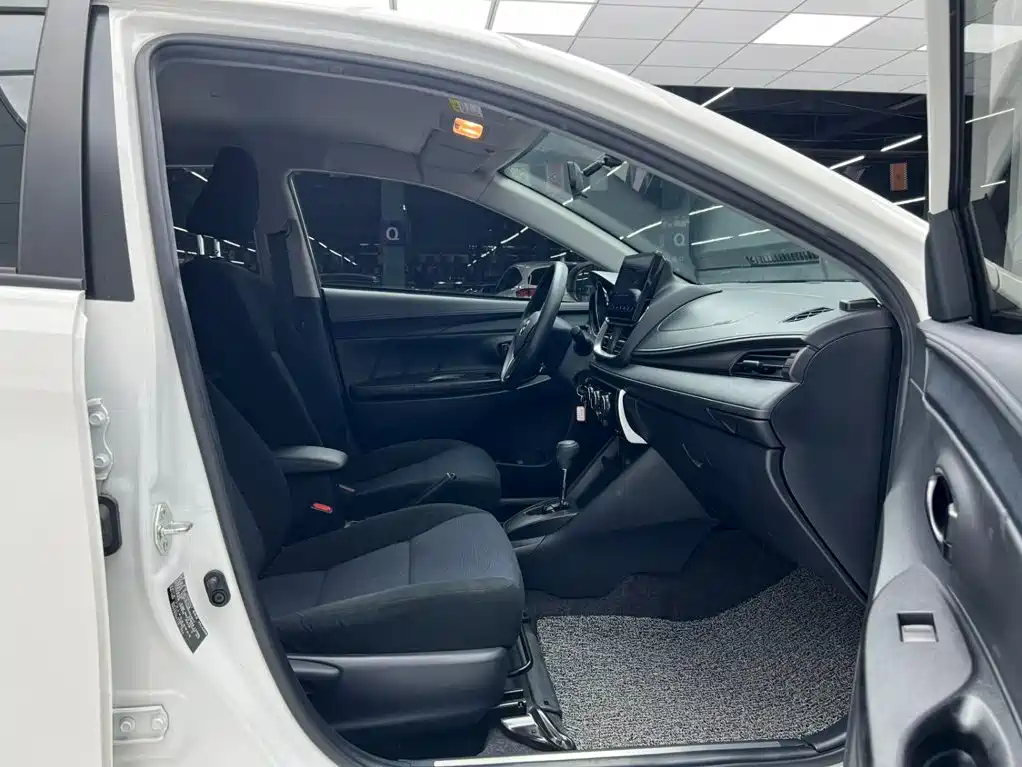 Toyota Yaris L — фото 20