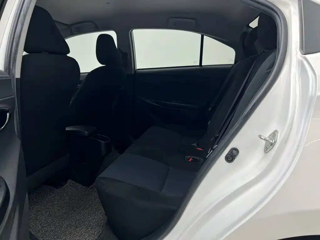 Toyota Yaris L — фото 21