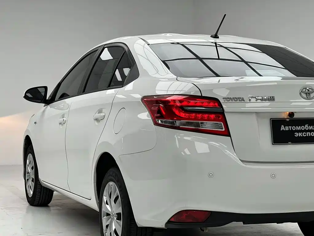 Toyota Yaris L — фото 7