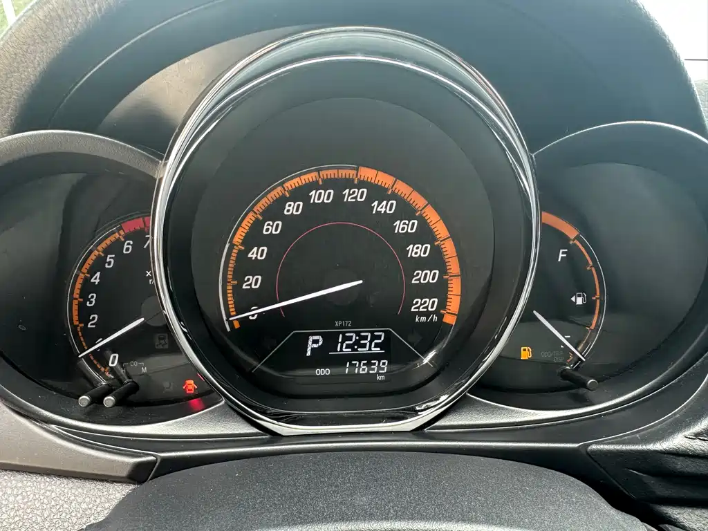 Toyota Yaris L — фото 8