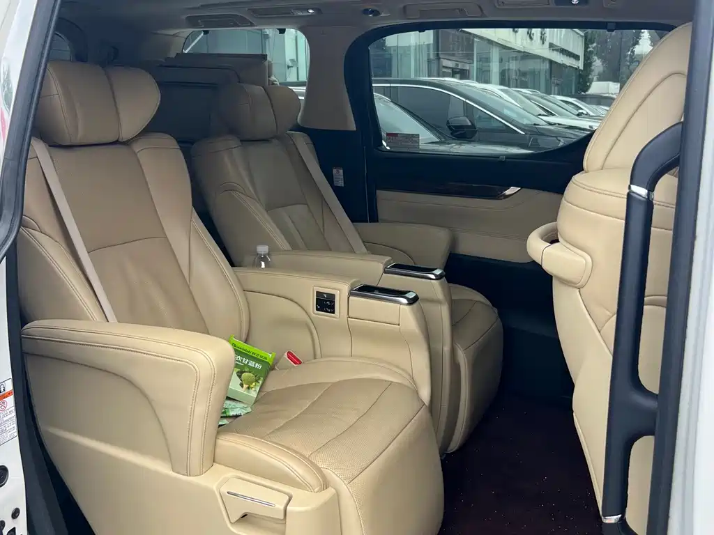 Toyota Alphard — фото 11