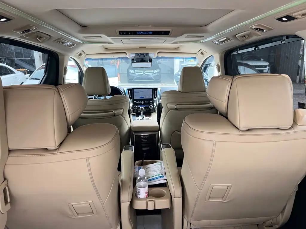 Toyota Alphard — фото 13