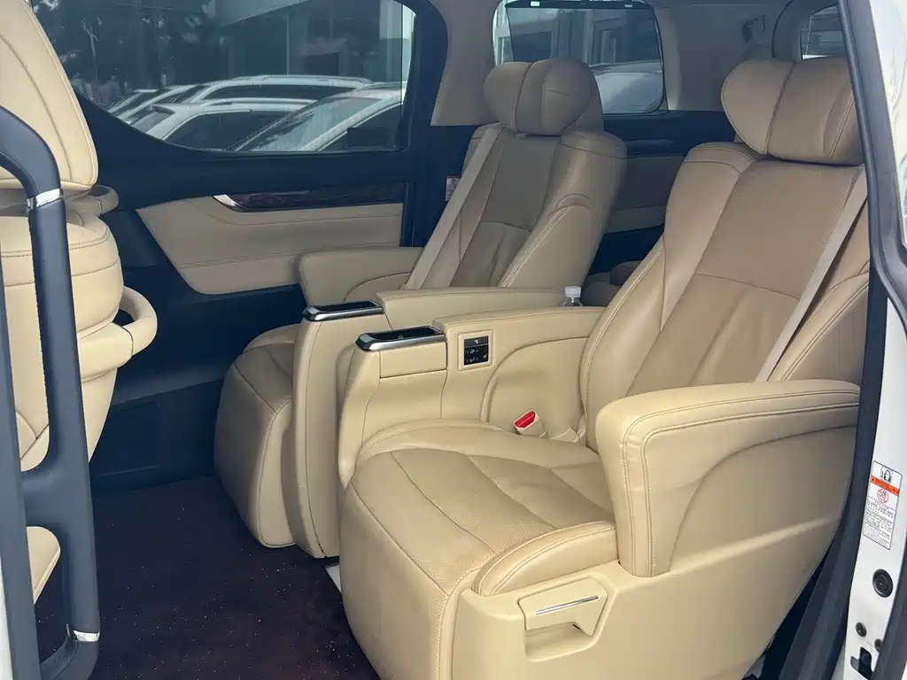 Toyota Alphard — фото 14