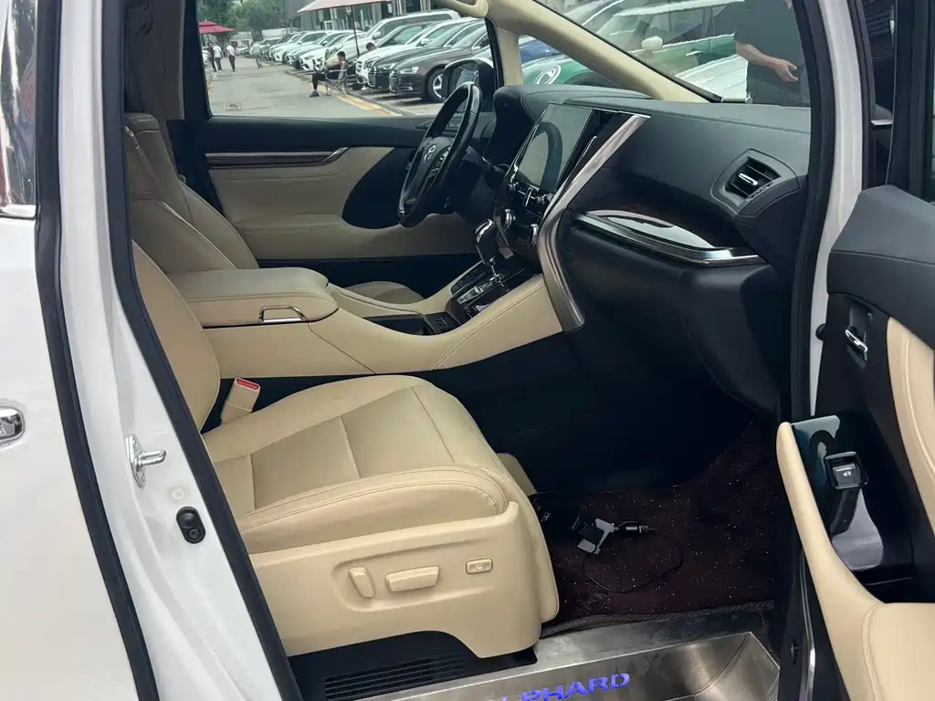 Toyota Alphard — фото 15